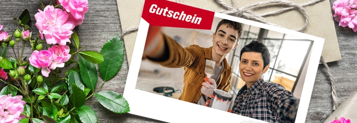 Geschenkgutschein mit einem Foto von zwei Personen, die mit einem Pinsel renovieren.